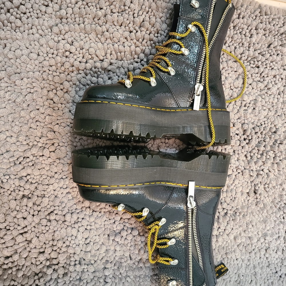Doc Martens Ghilana max womens boot